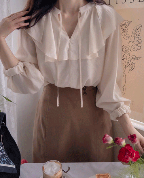 로맨티아 웨이브카라 보들찰랑 고급미 블라우스 [size:F(55~66)]